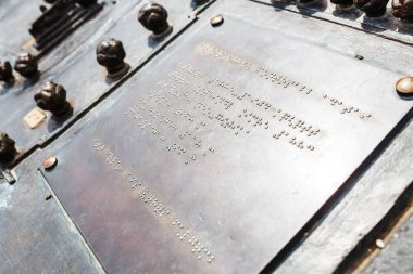 14 Mayıs 2018, Budapeşte, Macaristan: körler için kabartma Budapeşte Parlamentosu yakınlarında bilgi tablet. Seyahat Engelli konsepti için