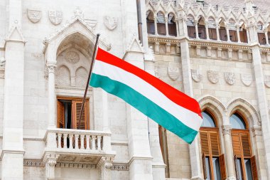 Budapeşte'de bina parlamento Macar bayrak