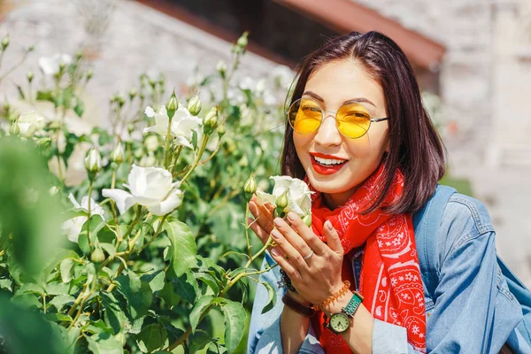 Asijské Traveler Žena Zahradě Páchnoucí Květy Bílé Růže — Stock fotografie