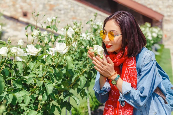 Mujer Viajera Asiática Jardín Oliendo Las Rosas Blancas Flores — Foto de Stock