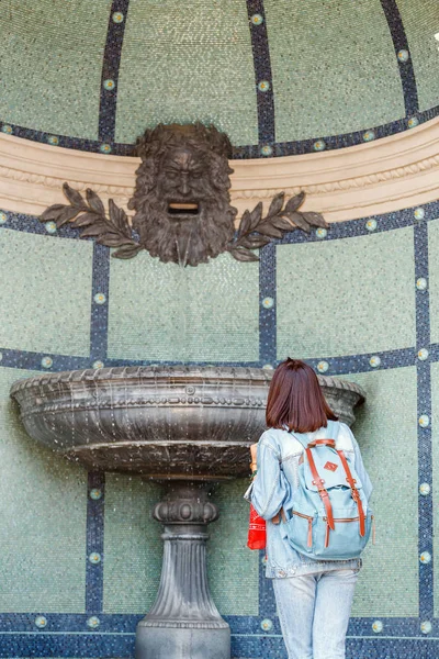 在布达佩斯喷泉前的亚洲旅游女孩背包 — 图库照片