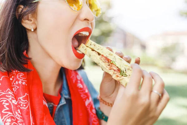 Молодая Женщина Ест Сэндвич Обедает Открытом Воздухе Парке — стоковое фото