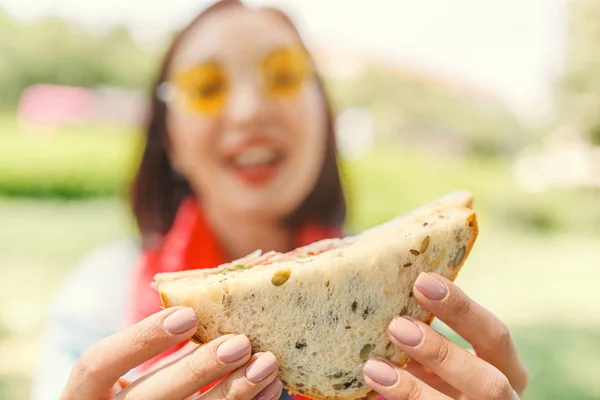 Молода Жінка Їсть Бутерброд Обідає Розбивається Відкритому Повітрі Парку — стокове фото