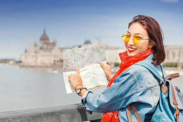 Glad Asiatiska Hipster Kvinna Turist Med Karta Färdas Budapest Ungerska — Stockfoto