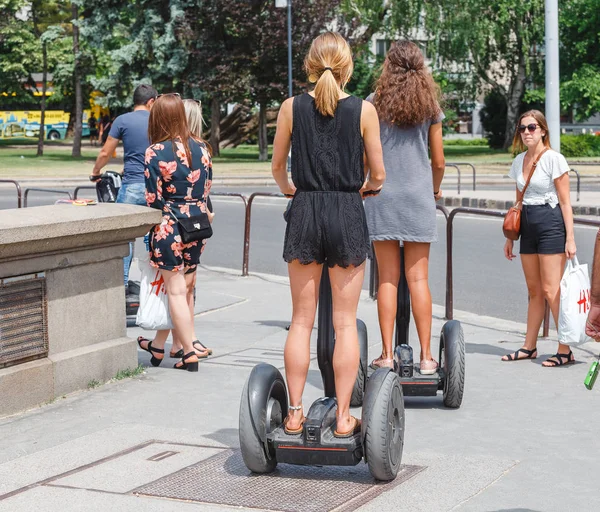 Mei 2018 Budapest Hongarije Jonge Meisjes Rijden Segway Het Trottoir — Stockfoto