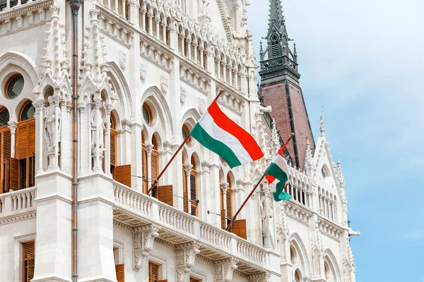 Bandeira Húngara Edifício Parlamento Budapeste — Fotografia de Stock