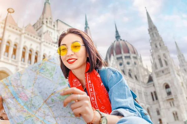 Feliz Asiático Hipster Mulher Turista Com Mapa Viaja Budapeste Parlamento — Fotografia de Stock