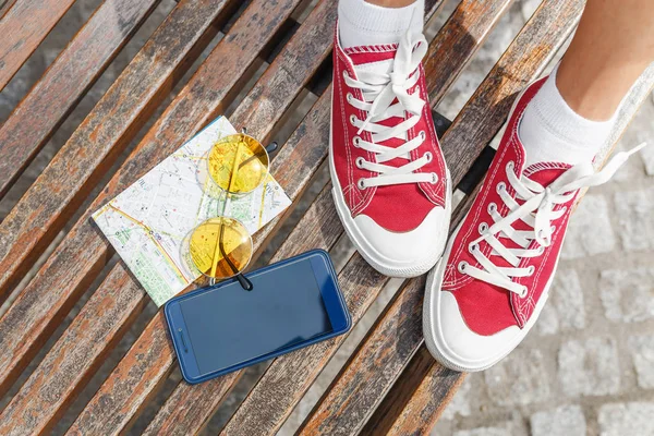 Occorrente Viaggio Vista Piatta Una Panchina Cartina Occhiali Sole Telefono — Foto Stock