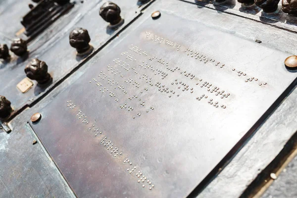 14 Mayıs 2018, Budapeşte, Macaristan: körler için kabartma Budapeşte Parlamentosu yakınlarında bilgi tablet. Seyahat Engelli konsepti için