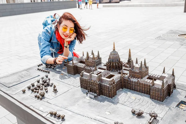 Mulher Viajante Olhando Para Modelo Miniatura Parlamento Húngaro Mini Parque — Fotografia de Stock