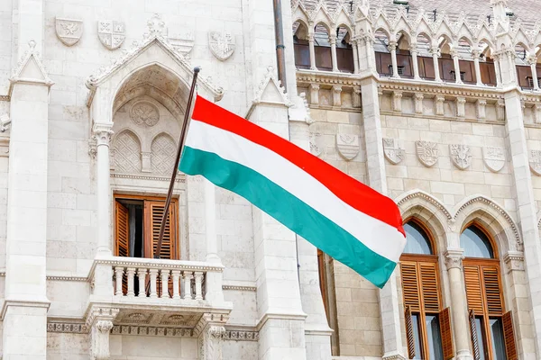 Budapeşte'de bina parlamento Macar bayrak