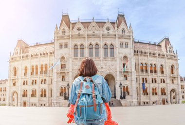 Mutlu rahat Asyalı öğrenci meclisinin harika manzarayı Budapeşte şehirde bina, Europe kavramında seyahat