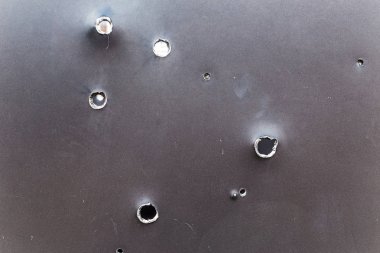 kurşun deliği zırhlı metal plaka, savaş çatışma ve askeri trajedi kavramı