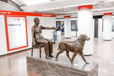 14 Mayıs 2018, Budapeşte, Macaristan: Kossuth lajos metro istasyonu ile köpekli adam için alışılmadık anıt