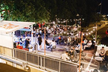 14 Mayıs 2018, Budapeşte, Macaristan: insanlar geceleri açık kafe