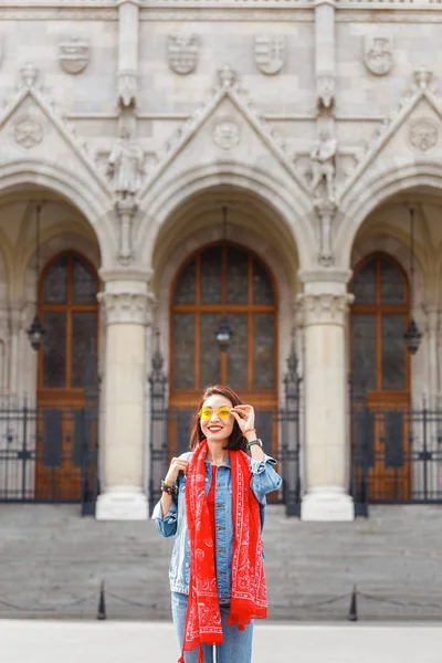 Šťastná Žena Příležitostné Asijské Student Užívat Krásný Výhled Parlament Budova — Stock fotografie
