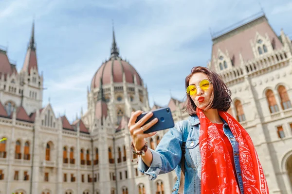 아시아 부다페스트 건물의 보기에서에서 그녀의 스마트폰 Selfie 만들기 — 스톡 사진