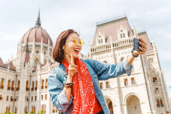 Feliz Joven Turista Asiática Haciendo Foto Selfie Usando Teléfono Inteligente —  Fotos de Stock