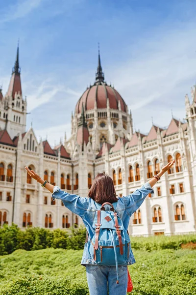 Happy Asian Casual Woman Student Enjoying Great View Parliament Building — Stock Photo, Image