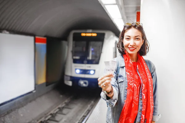Mujer Muestra Dos Billetes Fondo Del Tren Que Aproxima Metro — Foto de Stock