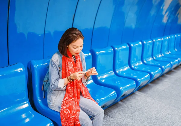 Chica Joven Viajero Esperando Tren Estación Metro Sentado Banco Azul — Foto de Stock
