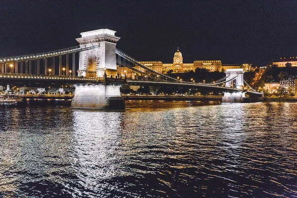 Vista Noturna Ponte Cadeia Szechenyi Que Abrange Danúbio Entre Buda — Fotografia de Stock