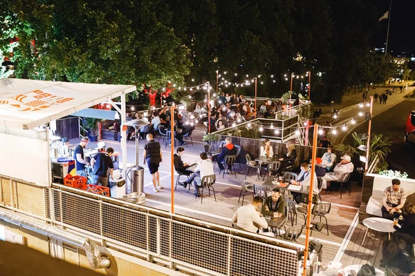 14 Mayıs 2018, Budapeşte, Macaristan: insanlar geceleri açık kafe