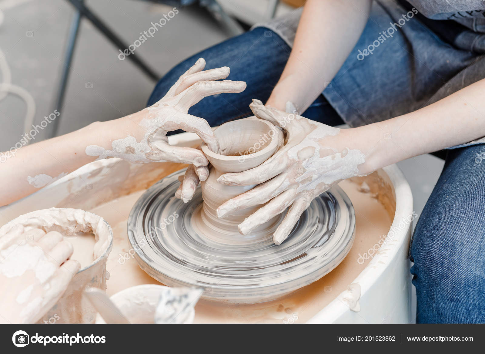 Vista Superior Das Mãos Com Argila Fazendo Pote Cerâmica Roda — Foto ©  frantic00 #201523862, image size:1600x1167