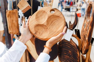 Bir kesme tahtası açık pire el yapımı piyasada seçme kadın