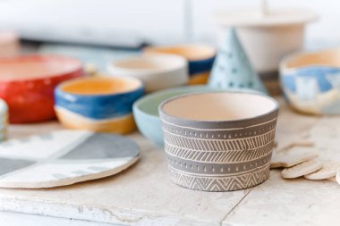 Bir raf üzerinde kurutma boş kil tencere