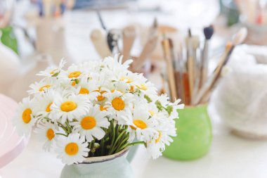 Sanat Atölyesi studio fırçalar ve chmomiles, yaratıcılık ve boş zaman kavramı ile