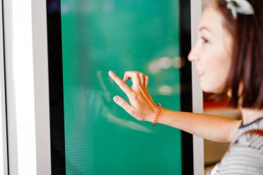 Grup halkı, dokunarak yemek siparişi arkadaşlar fastfood Restoran elektronik menüde tarafından self servis terminal ekran