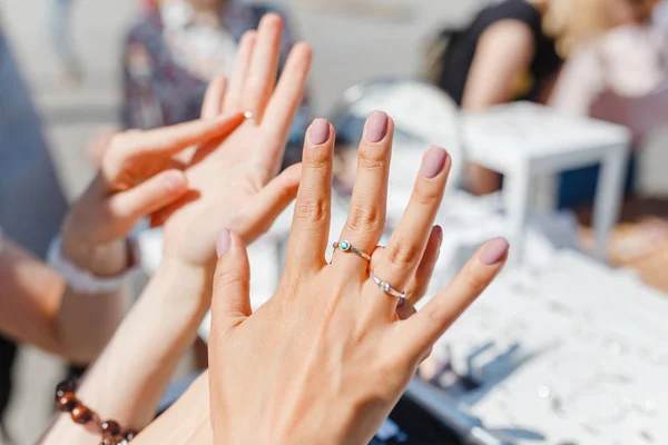 Kvinna Som Försöker Hennes Nya Ring Utomhus Handgjorda Loppmarknad Smycken — Stockfoto