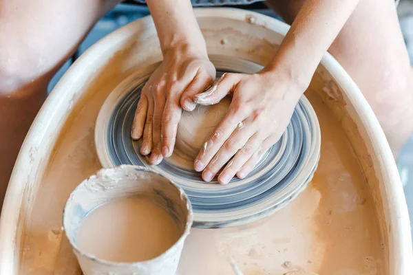 Ovanifrån Händer Med Lera Att Göra Keramiska Potten Keramik Hjul — Stockfoto