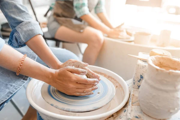 Ovanifrån Händer Med Lera Att Göra Keramiska Potten Keramik Hjul — Stockfoto