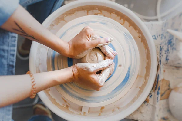 Ovanifrån Händer Med Lera Att Göra Keramiska Potten Keramik Hjul — Stockfoto