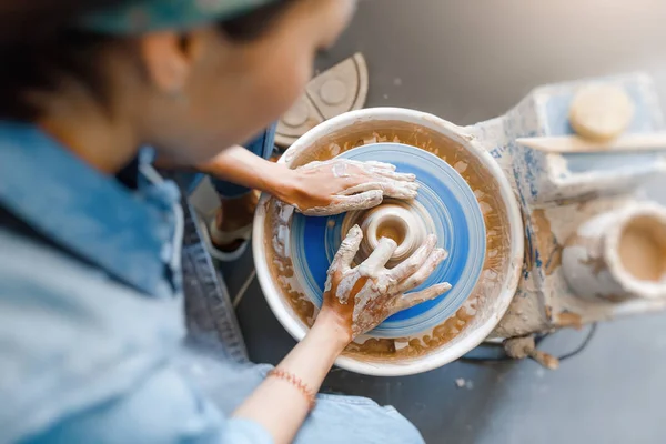 Femme Souriante Faisant Vaisselle Céramique Sur Roue Poterie Avec Argile — Photo