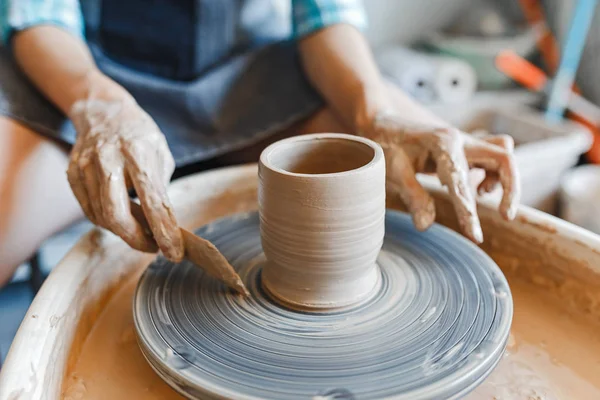 Vista Superior Das Mãos Com Argila Fazendo Pote Cerâmica Roda — Fotografia de Stock