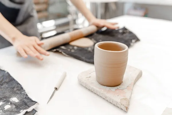 Close Beeld Van Een Vrouwelijke Potter Maken Molding Clay Servies — Stockfoto