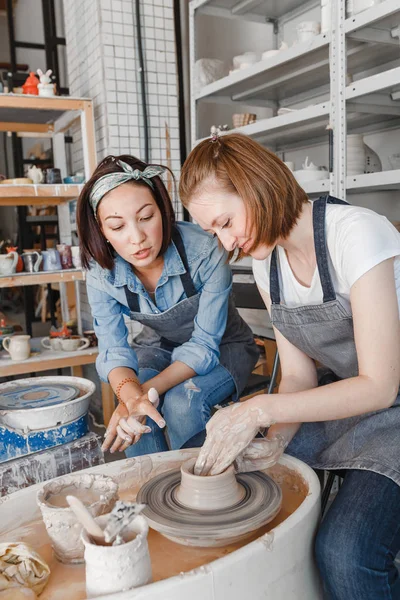 Zwei Freundinnen Lächeln Und Reden Während Sie Der Töpferscheibe Arbeiten — Stockfoto