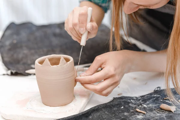 Close Beeld Van Een Vrouwelijke Potter Maken Molding Clay Servies — Stockfoto