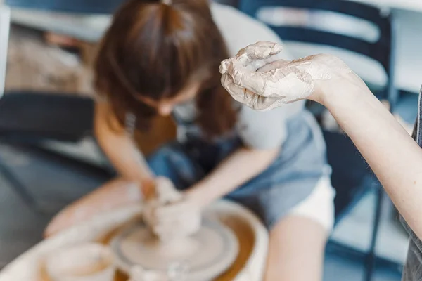 Вид Сверху Руки Когтистым Изготовлением Керамического Горшка Гончарном Круге Хобби — стоковое фото