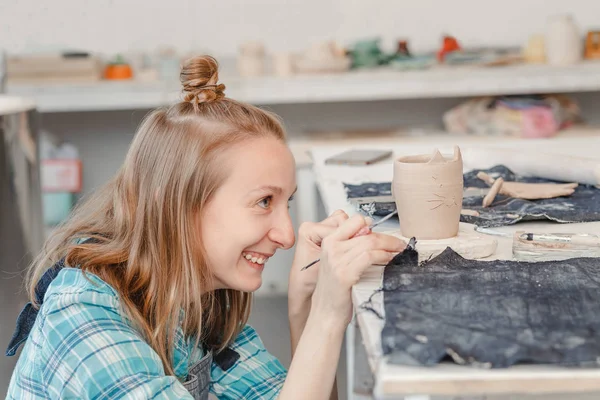 Workshop Clay Pottery Ceramic Woman Decorating Dishware Pot — Stock Photo, Image