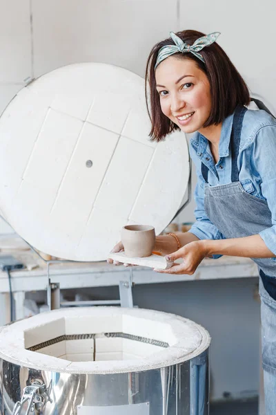 Mooie Jongedame Werkkleding Houden Een Klei Pot Haar Handen Permanent — Stockfoto