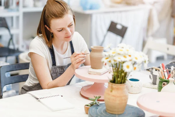 Workshop Clay Pottery Ceramic Woman Decorating Dishware Pot — Stock Photo, Image