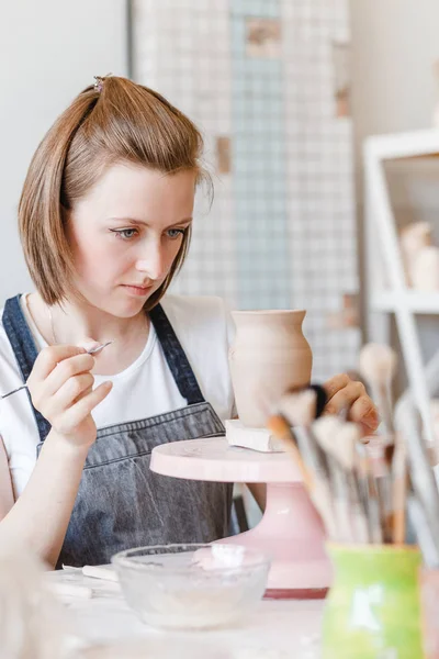 Workshop Clay Pottery Ceramic Woman Decorating Dishware Pot — Stock Photo, Image