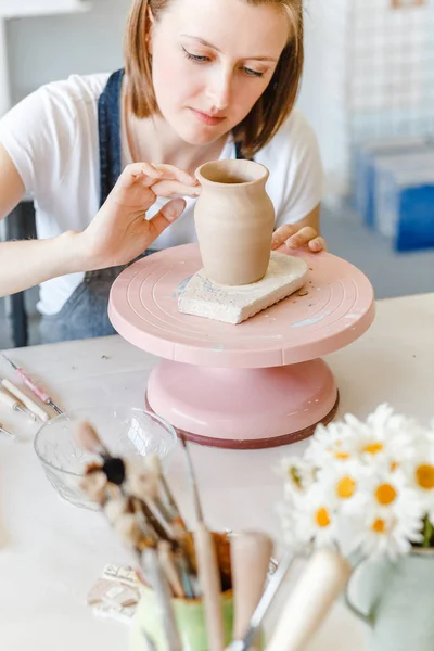 Workshop Clay Pottery Ceramic Woman Decorating Dishware Pot — Stock Photo, Image