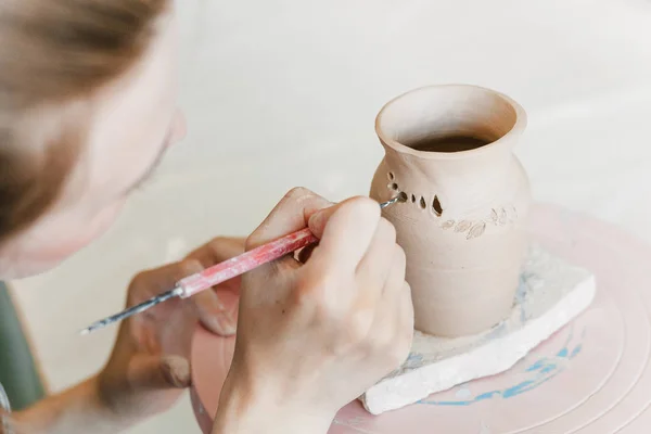 作業エプロンの女性アーティストは笑顔し ブラシと近代的なワーク ショップでその他のツール間で粘土陶器の塗料 — ストック写真