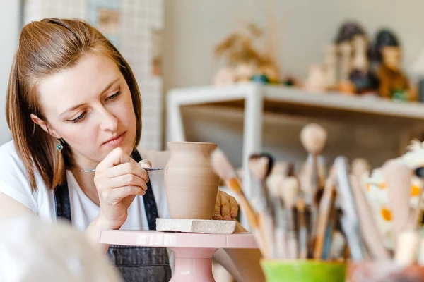 Workshop Clay Pottery Ceramic Woman Decorating Dishware Pot — Stock Photo, Image