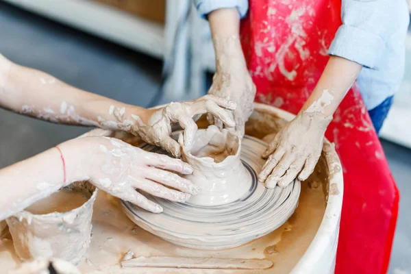 Mains Enfant Travaillant Avec Roue Céramique Dans Atelier Grand Loisir — Photo